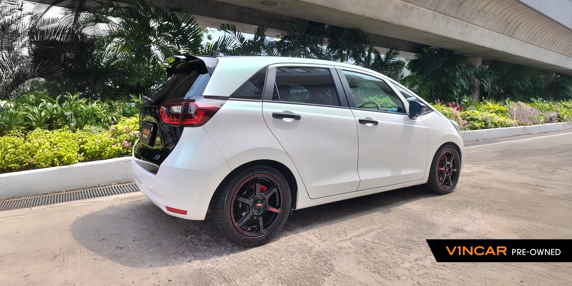 Car image 12