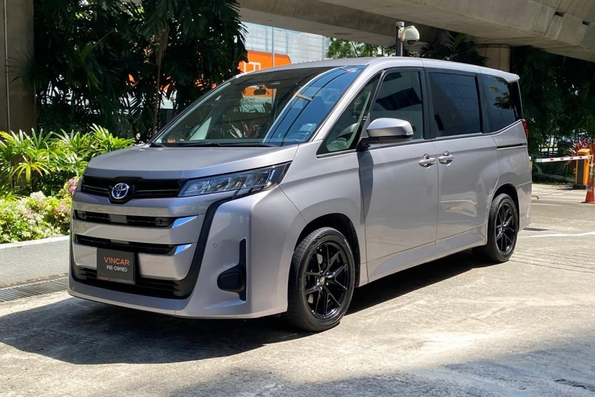Toyota Noah Hybrid 1.8X CVT