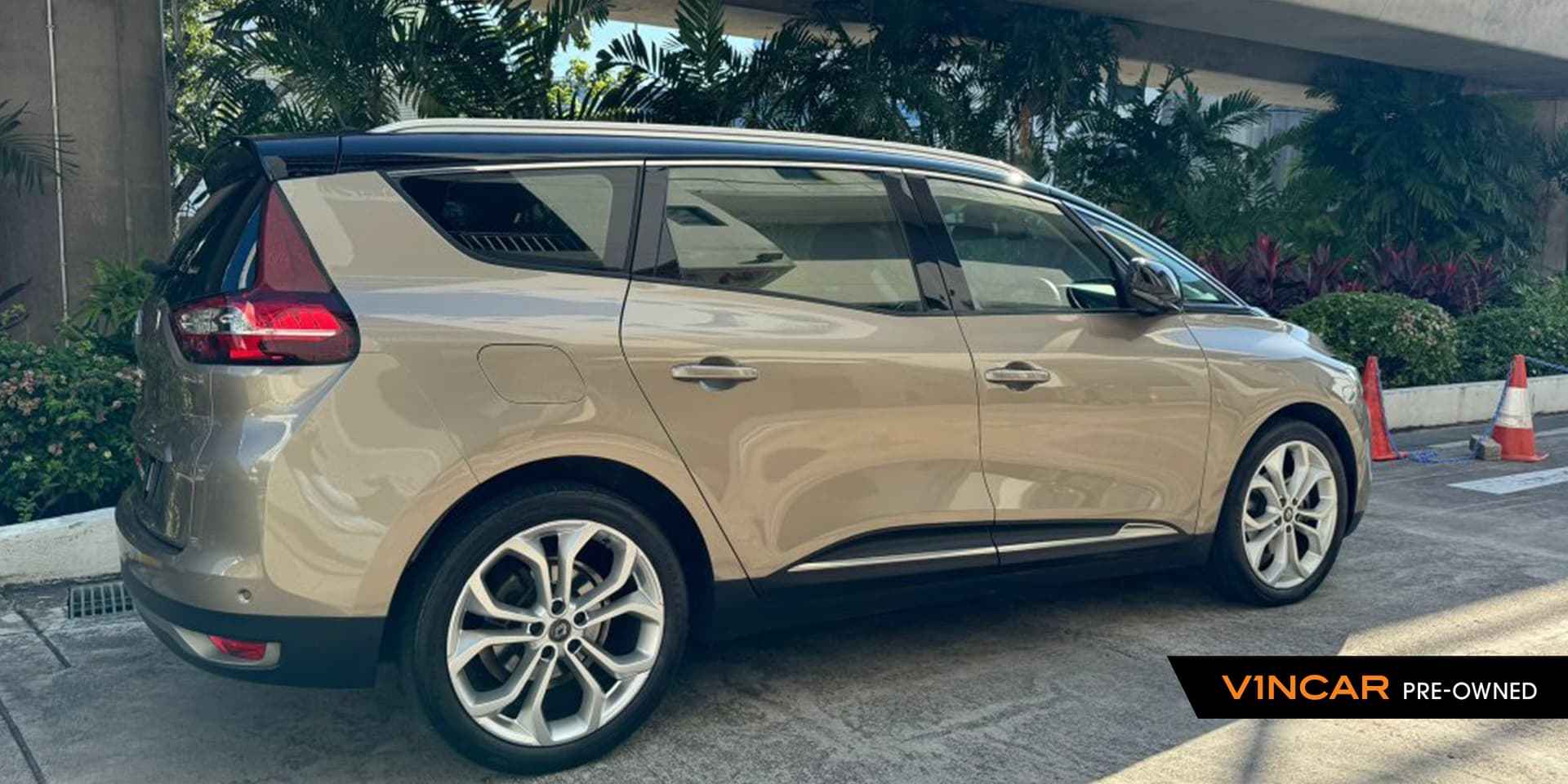 Car image 12