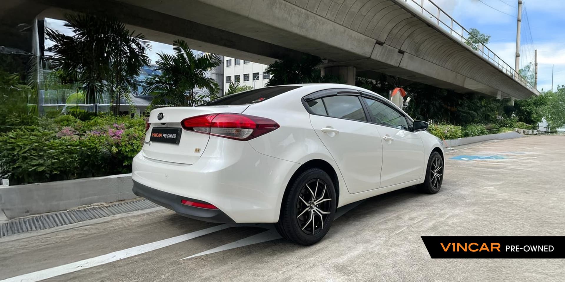 Car image 30
